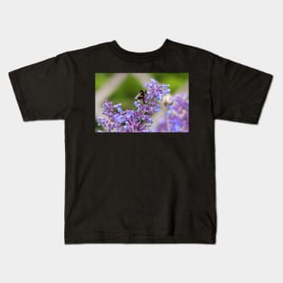 Bumble Bee collecting pollen Kids T-Shirt